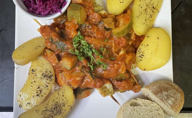vendredi midi et soir sur réservation « brochettes de poulet sauce méditerranéenne et pommes de terre au four »